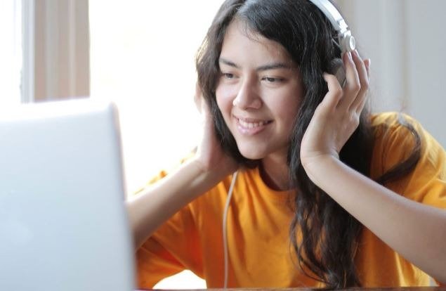 Woman listening to free Afrikaans music downloads